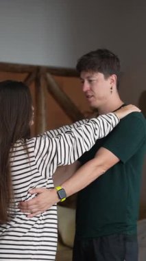 Sevgi dolu ve sadık bir çift, keyifle dolu sıcak, sıcak bir mekanda hassas ve samimi bir anı paylaşır.