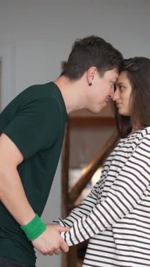 İki genç yetişkin derin bir konuşma yapıyor, aralarında duygusal bir bağ ve gerginlik var.