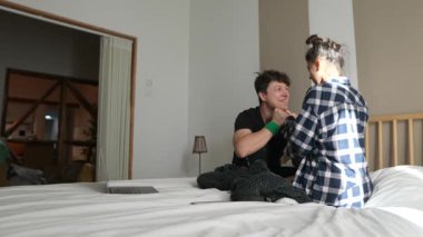 Samimi, huzurlu bir yatak odası ortamında iki sevgi dolu birey arasında çok içten bir bağ var.