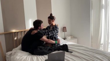 Sevgi dolu bir çift, sıcak ve samimi bir anı paylaşıyor.