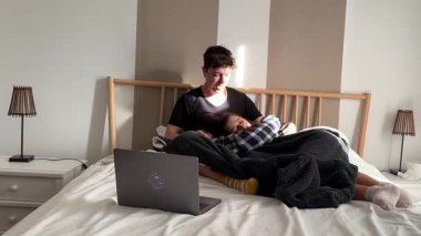 İki insanın dizüstü bilgisayarla sıcak bir anı paylaştığı sıcak bir sahne derin bir duygusal bağ uyandırıyor.