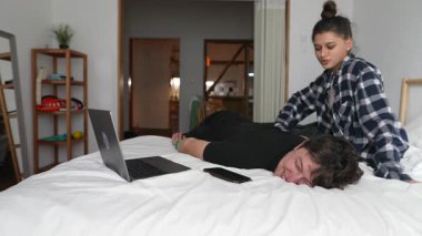 Samimi ve samimi bir an paylaşılıyor, rahat bir yatak odasında masaj ve rahatlatıcı bir rahatlama sağlıyor.