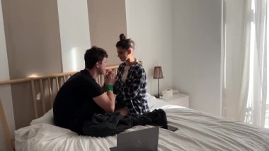 Sevecen bir çift sıcak, sevgi dolu anları paylaşıyor. Sıcak, aydınlık yatak odası atmosferinde.