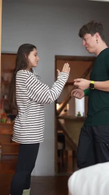 Sevimli bir çift, sıcak ev ortamlarında birlikte dans etmenin coşkulu deneyimine tamamen dalmış.