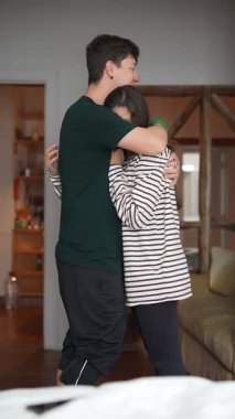 Samimi ve samimi bir ortamda sevgi dolu bir çiftin paylaştığı samimi bir anı yakalamak.