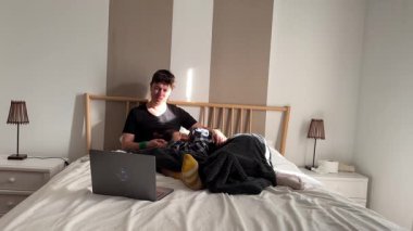 Huzurlu bir yatak odası ortamında rahat bir anın tadını çıkar teknolojiyi mükemmel bir rahatlıkla harmanla