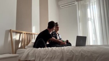 Güneşli bir yatak odasında, samimi etkileşimleri ve bağlantıları sırasında yakalanan bir çift hassas anı paylaşır.