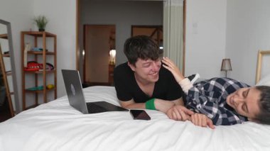 İki iyi arkadaş, keyifli ve keyifli bir odada kahkaha ve neşe paylaşıyor, neşeli ve keyifli bir etkileşimin tadını çıkarıyorlar.