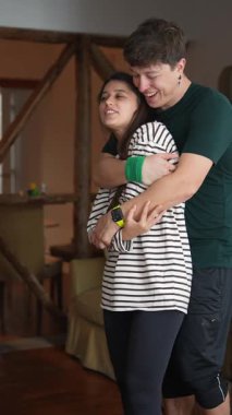 Sıcak, samimi ve kırsal bir alanda iki yakın arkadaş arasında hoş ve eğlenceli bir etkileşim başlar.