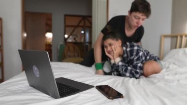 Sevgi dolu bir çift, genç aşklarını ve derin duygusal bağlarını sergileyerek, yatakta neşeli, neşeli anlardan zevk alır.