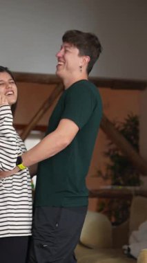 Neşeli bir çift, güzel kahkahalar ve derin sevgiyle dolu samimi anların tadını çıkartıyor.