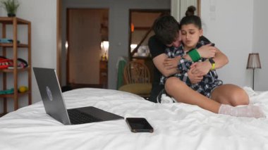 Genç bir çift sanal bir çağrı sırasında birbirlerine duygusal destek göstererek hassas bir anı paylaşıyor.