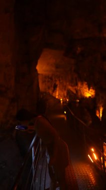 Çok güzel aydınlatılmış mağaralarda büyüleyici jeolojik oluşumlar sergileyen büyüleyici bir yolculuğa çıkın.