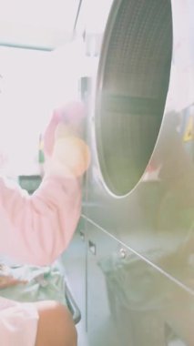 Şık, güneşli bir çamaşırhanede neşeli, neşeli ve kaygısız çamaşırhane aktivitelerini yakalayın.