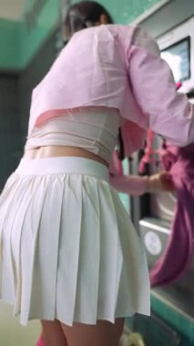 Canlı, renkli bir çamaşırhanede yıkanmış çamaşırları düzenleyen neşeli ve eğlenceli bir sahne.