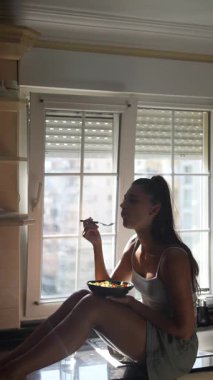 Pencere kenarında canlı, renkli bir salatanın tadını çıkarmak, sıcak güneş ışığını yakalamak ve o anın nefes kesen sükunetini yakalamak.