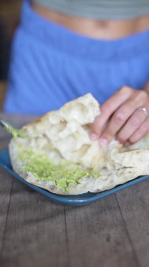 Canlı yeşil bir ziyafetle tatlandırılmış taze ekmeğin tadını çıkarmak, besleyici bir atıştırmalık ya da yemek için ideal bir seçim.