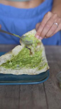 Taze, kabuklu ekmeğin üzerine serpiştirilmiş kremalı guacamole atıştırmak ya da paylaşmak için harikadır.