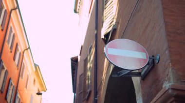 Güzel ve güzel bir manzara. Dar, büyüleyici bir sokak. Canlı binalar ve girişi olmayan bir sokak tabelası var.