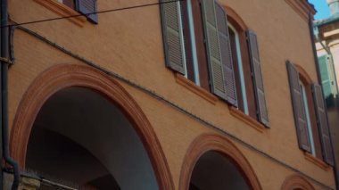 Zarif kepenkleri ve güzel kemerleri olan bu muhteşem İtalyan mimarisini keşfedin.