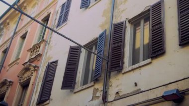 Çok güzel yıpranmış dış görünüşlü klasik pencereler büyüleyici ahşap kepenklerle tamamlanmış.