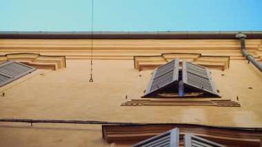 Benzersiz mimarisi, açık kepenkleri ve zarafet saçan sıcak tonuyla bu çarpıcı binaya hayran olun.