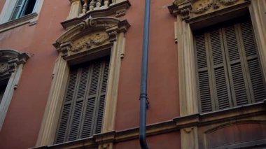 Süslü pencereleri ve hoş duvar renkleriyle klasik mimarinin çarpıcı güzelliğini tecrübe edin.