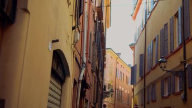 Hayranlık uyandıran klasik binalarla dolu büyüleyici dar bir caddenin büyüleyici güzelliğini keşfedin.