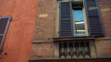 Şehir yaşamını yansıtan dekoratif pencereli canlı bir şehir binasının estetik açıdan hoş bir görüntüsü.