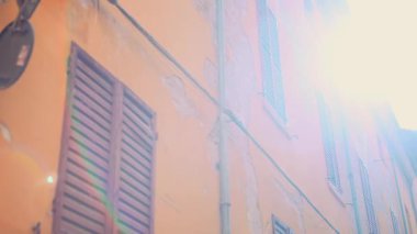 Canlı sarı duvarların yer aldığı bu antika sokak sahnesindeki klasik mimarinin güzelliğini keşfedin..