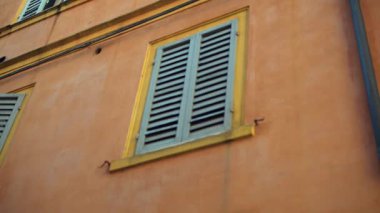 Panjurları ve zengin desenli duvarları gözler önüne seren binaların güzel bir şekilde çekilmiş mimari özellikleri.