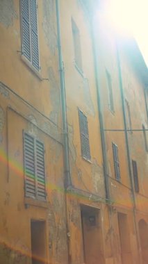 Tarihi binaları aydınlatan bu canlı sokak sahnesinde yaşlanmış mimarinin güzelliğini keşfedin..