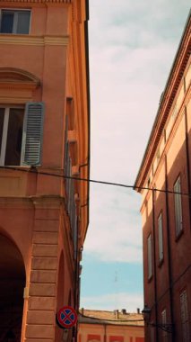 Muhteşem tarihi mimarisi ve büyüleyici renkleri olan büyüleyici bir Avrupa caddesini keşfedin.