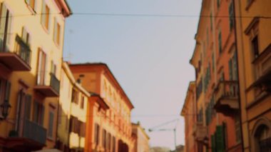 İtalya 'nın büyüleyici caddelerinde gezinmek, canlı binalarla süslenmiş manzaralı manzaralı bir ortam.