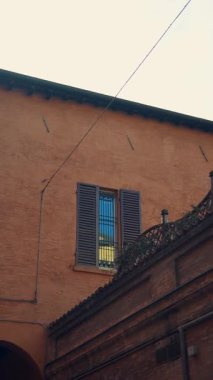 Büyüleyici mimari detaylar ve özelliklerle süslenmiş tarihi bir binayı gösteren güzel bir manzara.