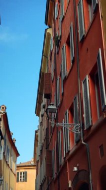 Şehrin dar kentsel sokaklarında bulunan canlı ve karmaşık mimari ayrıntıları araştır.