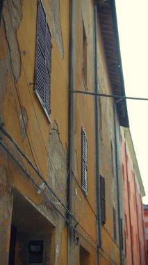 Bu tarihi binaların büyüleyici güzelliğini keşfedin. Pahalı dar bir sokakta zarif bir cephe.