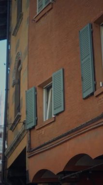 Çok güzel mimari özellikler sergileyen tarihi binaların çarpıcı bir manzarası.