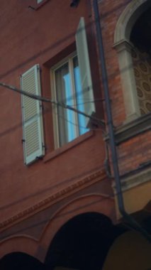 Bu çarpıcı estetik manzara güzel İtalya 'da zarif tasarlanmış bir balkon sergiliyor, klasik mimariyi somutlaştırıyor.