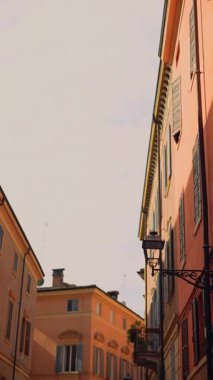 Büyüleyici ve pitoresk bir İtalyan mimarisinin görüntüsü klasik bir sokak lambasıyla çok güzel eşleştirilmiş.