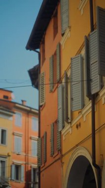 Sıcak renkler ve caddelerde dekoratif panjurların bulunduğu canlı şehir mimarisini araştırın.