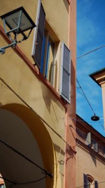 Şehir mimarisinin göz kamaştırıcı güzelliğini keşfedin ve keşfedin. Parlak, mavi gökyüzüne karşı dokulu duvarlar.