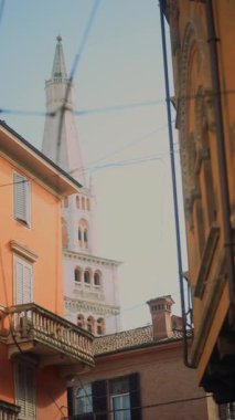 Renkli binaları ve büyüleyici tarihi çan kulesi olan büyüleyici bir İtalyan caddesinde dolaş.