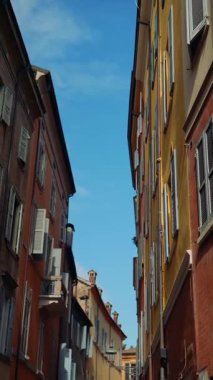 Gökyüzündeki açık mavi gökyüzü tarafından güzel çerçevelenmiş canlı şehir mimarisinin çarpıcı güzelliğini keşfedin ve keşfedin.