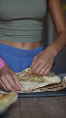 Ev yapımı taze ekmeğin büyüleyici anları ustalıkla hazırlanmış, enfes pişirme sanatını sergiliyor.