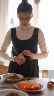 Taze ve lezzetli yemekleri sıcak ve davetkar bir mutfak ortamında yakalama sanatı.