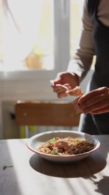 Yetenekli bir şef güzel bir tabağa taze malzemeler ekler ve olağanüstü mutfak yeteneklerini sergiler.