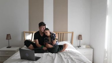 Aile arasında sevgi dolu bir yakınlık ve bağlantı anı, teknolojiyle deneyimleri neşeyle paylaşma.