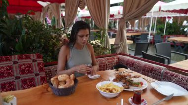 Keyifle dolu güzel ve büyüleyici bir restoran ortamında keyifli bir yemek yiyen bir insan.