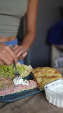 Çıtır marul, tuzlu jambon ve kremalı soslu lezzetli bir sandviç yapmanın adım adım rehberi.